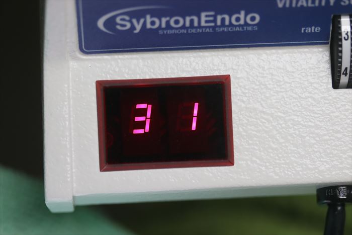 電気歯髄診断器のメーターの数字