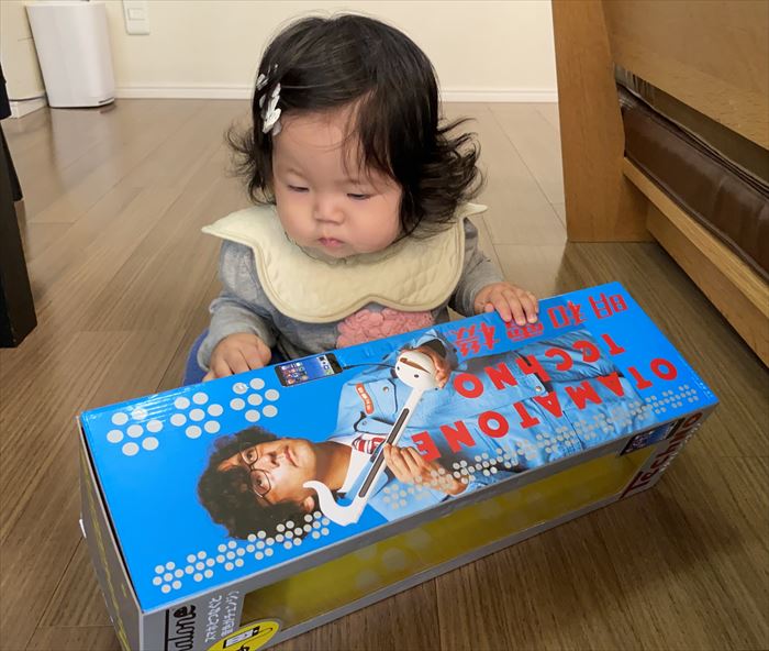 明和電機オタマトーンテクノの箱であそぶ9カ月の赤ちゃん