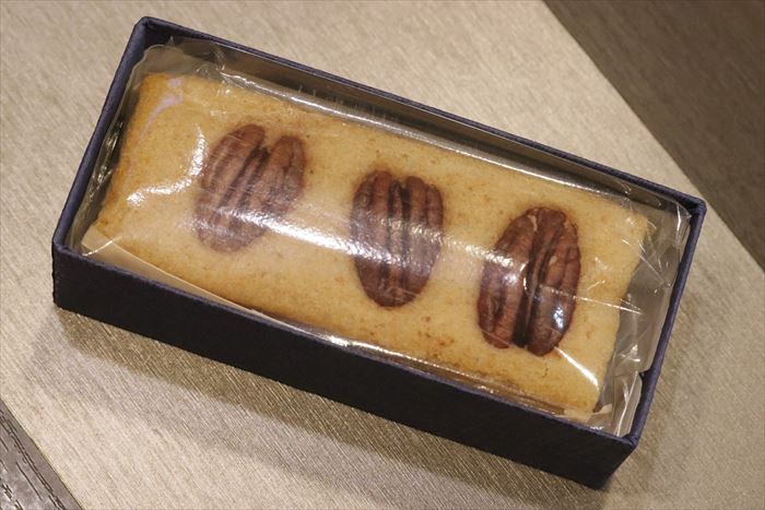 茨城県鹿嶋市宮中 丸三老舗 さんの お菓子　衣手 ころもで の中身の写真
