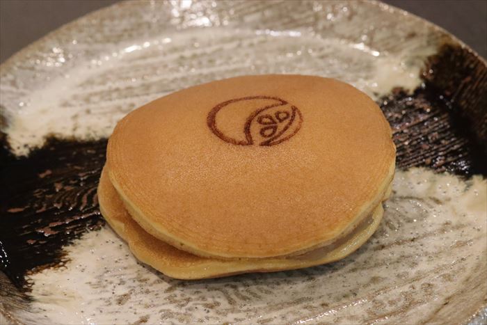 蜜屋本舗 旬月神楽 さんの どらやき の写真