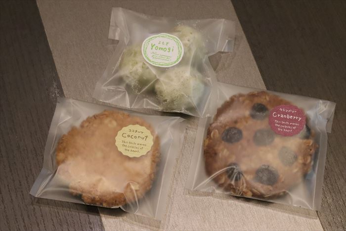 広島市佐伯区八幡東 cafeRin焼き菓子工房 さんの 焼き菓子 ココナッツクッキー・よもぎと米粉のブールドネージュ・クランベリー オートミールクッキーの写真 