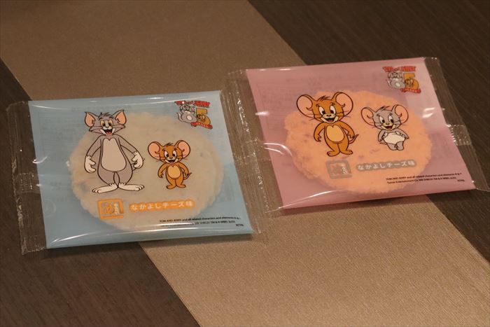 トムとジェリーのパッケージの めんべい なかよしチーズ味 の中身の写真