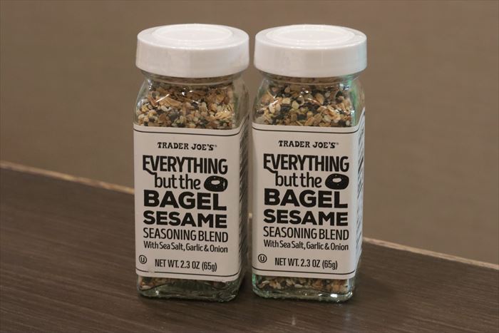 Trader Joe's（トレーダー・ジョーズ）のEverything but the Bagel Sesame Seasoning Blend（エブリシング・バット・ザ・ベーグル セサミ・シーズニング・ブレンド）の写真