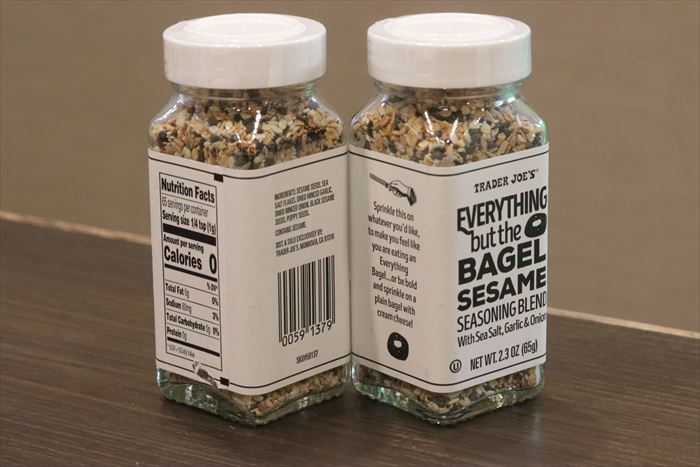Trader Joe's（トレーダー・ジョーズ）のEverything but the Bagel Sesame Seasoning Blend（エブリシング・バット・ザ・ベーグル セサミ・シーズニング・ブレンド）容器の裏面も含めた写真